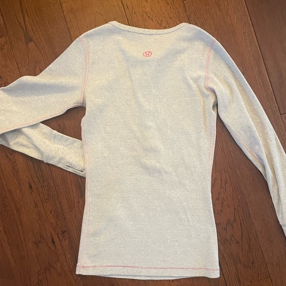 Lululemon Cream Heather Tight Fit Henley size 6 - Picture 2 of 5